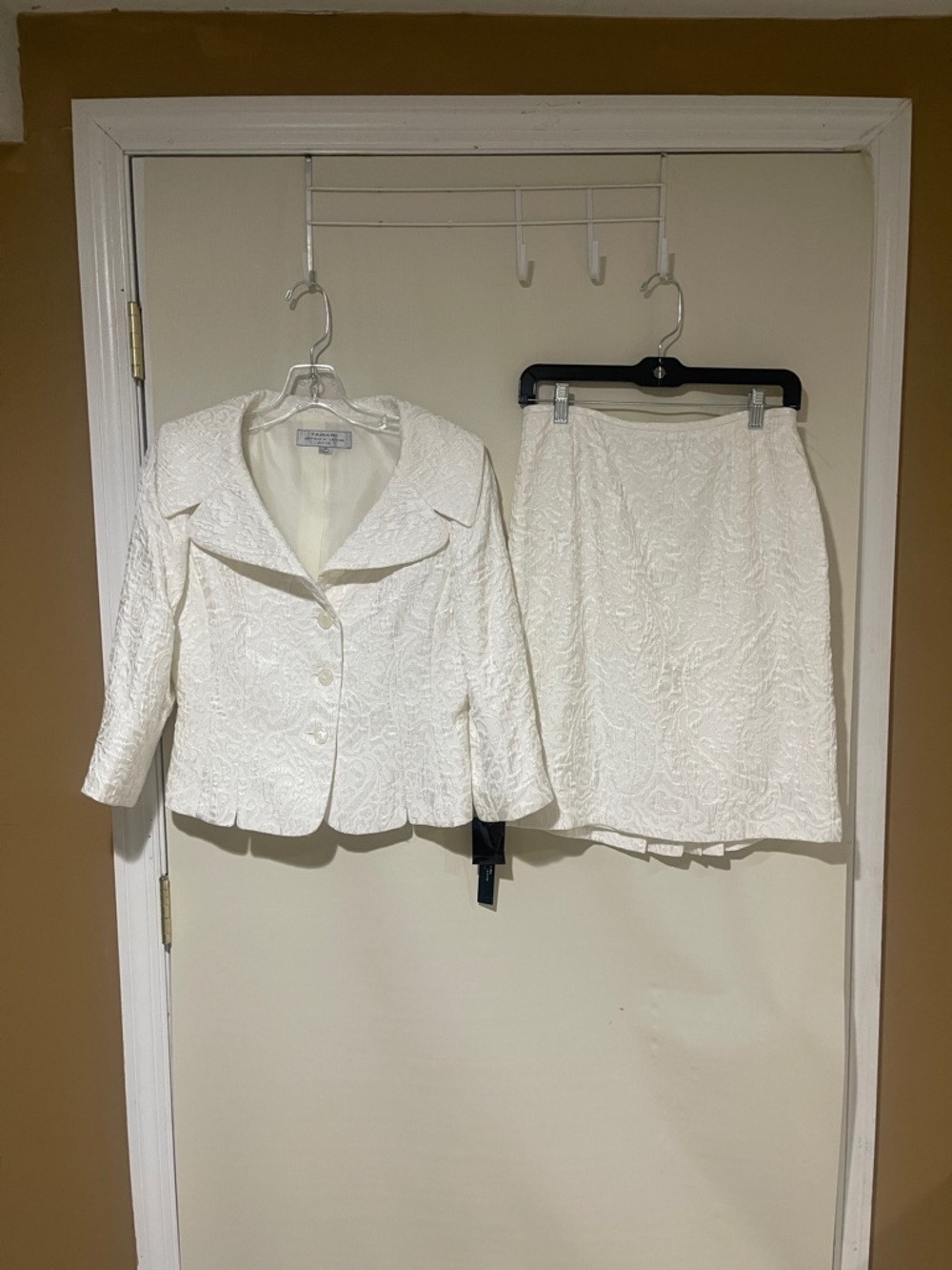 New With Tag Tahari White Textured Jacquard Skirt Set Size 4P